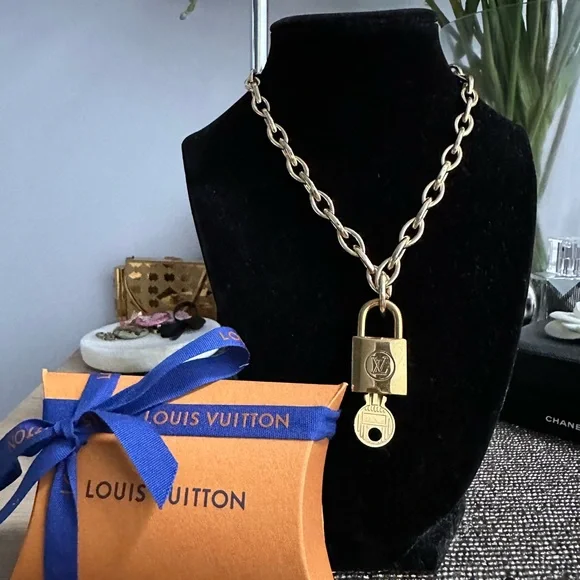 Louis Vuitton ロックとキー キーホルダー Louis Vuitton | Accessories | 222 Louis Vuitton Lock And Key With